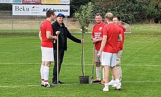 Wo soll der Apfelbaum hin? Am besten an prominenter Stelle, denken sich die Spieler des SSV Würgassen. Also auf den Mittelpunkt des Spielfeldes. - SSV Würgassen Wo soll der Apfelbaum hin? Am besten an prominenter Stelle, denken sich die Spieler des SSV Würgassen. Also auf den Mittelpunkt des Spielfeldes. - SSV Würgassen