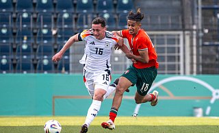Auch schwarz-rot-gold steht ihm gut: Marius Wörl (l.) im Duell mit dem Portugiesen Leandro Martins beim U20-Eliteleague Spiel in Babelsberg. - IMAGO/Matthias Koch Auch schwarz-rot-gold steht ihm gut: Marius Wörl (l.) im Duell mit dem Portugiesen Leandro Martins beim U20-Eliteleague Spiel in Babelsberg. - IMAGO/Matthias Koch