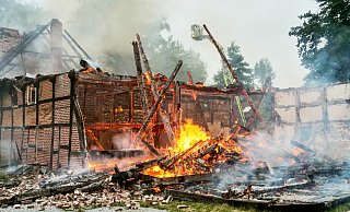 Größter Einnsatz im vergangenen Jahr: Ein Großbrand zerstört die historische Scheune auf dem Höf Furlkröger. - Ralph Meyer (Archiv) Größter Einnsatz im vergangenen Jahr: Ein Großbrand zerstört die historische Scheune auf dem Höf Furlkröger. - Ralph Meyer (Archiv)