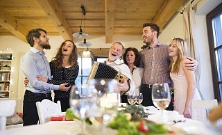 Weihnachtsgrüße für die ganze Familie: Oma, Opa, Mama und Papa freuen sich über Weihnachtsgrüße – wir verraten Ihnen, welche besonders lustig und besinnlich sind. - dpa-tmn Weihnachtsgrüße für die ganze Familie: Oma, Opa, Mama und Papa freuen sich über Weihnachtsgrüße – wir verraten Ihnen, welche besonders lustig und besinnlich sind. - dpa-tmn
