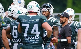 Bulldogs-Headcoach Bert Smith im Gespräch mit seinem Team, rechts neben ihm Bielefelds Quarterback Malik Brown. - Andreas Zobe Bulldogs-Headcoach Bert Smith im Gespräch mit seinem Team, rechts neben ihm Bielefelds Quarterback Malik Brown. - Andreas Zobe