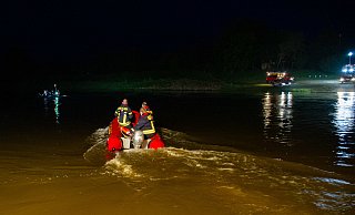 Die Feuerwehr sucht auf der Weser nach der Vermissten, die wohl wieder aufgetaucht ist. - Feuerwehr Porta/Michael Horst Die Feuerwehr sucht auf der Weser nach der Vermissten, die wohl wieder aufgetaucht ist. - Feuerwehr Porta/Michael Horst