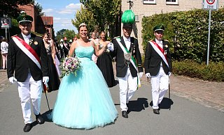 Das Königspaar Christian Wieneke und Annika Koch zog fröhlich durch Verne. - Johannes Büttner Das Königspaar Christian Wieneke und Annika Koch zog fröhlich durch Verne. - Johannes Büttner