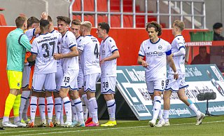Während seine Teamkollegen nach dem Tor zum 3:0 noch den Augenblick auskosten, geht Kapitän Mael Corboz (r.) wieder zügig zur Tagesordnung über. - IMAGO/Fotostand Während seine Teamkollegen nach dem Tor zum 3:0 noch den Augenblick auskosten, geht Kapitän Mael Corboz (r.) wieder zügig zur Tagesordnung über. - IMAGO/Fotostand