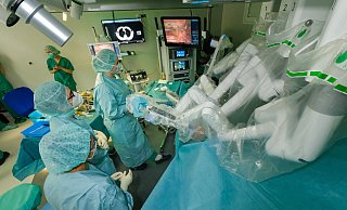 Die Arme des modernsten Da-Vinci-Operationssystems schweben über einem Patienten im neuen Operationssaal im Klinikum Bielefeld. Damit entfernt Chirurg Daniel Valdivia einen Tumor, der zwischen den Lungenflügeln gewachsen ist. - Andreas Zobe Die Arme des modernsten Da-Vinci-Operationssystems schweben über einem Patienten im neuen Operationssaal im Klinikum Bielefeld. Damit entfernt Chirurg Daniel Valdivia einen Tumor, der zwischen den Lungenflügeln gewachsen ist. - Andreas Zobe