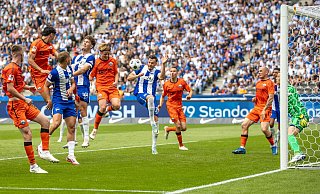 Felix Götze köpft das 1:0 für Paderborn. - Andreas Gora/dpa Felix Götze köpft das 1:0 für Paderborn. - Andreas Gora/dpa