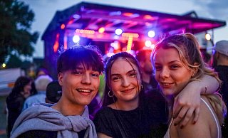 Zahlreiche junge Menschen haben es beim Dorffest-Partyabend am Samstag krachen lassen. Auch Luca Kopietz (17), Jessica Vasurin (20) und Chiara Kopietz (21) hatten bei der XXL-Straßenfete im Herforder Süden richtig Spaß. - Daniel Salmon Zahlreiche junge Menschen haben es beim Dorffest-Partyabend am Samstag krachen lassen. Auch Luca Kopietz (17), Jessica Vasurin (20) und Chiara Kopietz (21) hatten bei der XXL-Straßenfete im Herforder Süden richtig Spaß. - Daniel Salmon