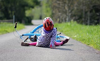 Trotz steigender Unfallzahlen ist die Helmpflicht schwer durchzusetzen. Obwohl Fahrradhelme schwere Unfallfolgen verhindern können. - Alex Lehn Trotz steigender Unfallzahlen ist die Helmpflicht schwer durchzusetzen. Obwohl Fahrradhelme schwere Unfallfolgen verhindern können. - Alex Lehn