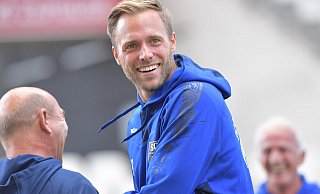 So freute sich Wiedenbrücks Trainer Daniel Brinkmann über den überraschenden Punktgewinn beim Regionalliga-Auftakt in Essen. - Jens Dünhölter So freute sich Wiedenbrücks Trainer Daniel Brinkmann über den überraschenden Punktgewinn beim Regionalliga-Auftakt in Essen. - Jens Dünhölter
