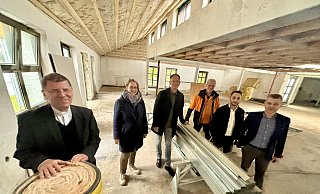 Im neuen Gastraum des Johannes stehen der künftige Pächter Paschalis Giannikis, Koch Athanasios Parmakis, Wilfried Lappe vom Kirchenvorstand, Projektchef Bertold Filthaut, Annegret Meyer vom Erzbistum und Pastoralverbundsleiter Bernd Haase. - Jens Reddeker Im neuen Gastraum des Johannes stehen der künftige Pächter Paschalis Giannikis, Koch Athanasios Parmakis, Wilfried Lappe vom Kirchenvorstand, Projektchef Bertold Filthaut, Annegret Meyer vom Erzbistum und Pastoralverbundsleiter Bernd Haase. - Jens Reddeker