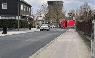 Die Sudbrackstraße in neu asphaltiertem Glanz. Nach 18 Monaten Vollsperrung ist die wichtige Straße zwischen Schildesche und Bielefelder City wieder frei. - Paul Brinkmann Die Sudbrackstraße in neu asphaltiertem Glanz. Nach 18 Monaten Vollsperrung ist die wichtige Straße zwischen Schildesche und Bielefelder City wieder frei. - Paul Brinkmann