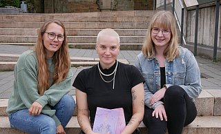 Die Autorin und Poetry-Slammerin Merle Charlott (Mitte) wird im "Jam"-Jugendzentrum aus ihrem Werk lesen. Das Event wird von Chiara Nederhoff (l.) mitorganisiert, Julia Melcher (r.) motivierte ihre Freundin Merle zu dem Abend. - Sonja Vollmer Die Autorin und Poetry-Slammerin Merle Charlott (Mitte) wird im "Jam"-Jugendzentrum aus ihrem Werk lesen. Das Event wird von Chiara Nederhoff (l.) mitorganisiert, Julia Melcher (r.) motivierte ihre Freundin Merle zu dem Abend. - Sonja Vollmer
