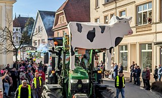 Hier wird die Kuh als Sau durchs Dorf getrieben. - Burkhard Battran Hier wird die Kuh als Sau durchs Dorf getrieben. - Burkhard Battran
