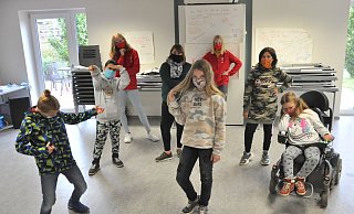 Mit viel Power und Begeisterung entwickeln die jungen Teilnehmer verschiedene Szenen für ihr Theaterspiel, wie hier in der Rolle als Statuen. - Helga Krooß Mit viel Power und Begeisterung entwickeln die jungen Teilnehmer verschiedene Szenen für ihr Theaterspiel, wie hier in der Rolle als Statuen. - Helga Krooß