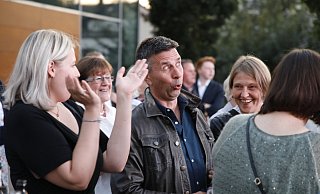 Jubel bei den Grünen und ihrer Spitze Josefine Sternberg (v.l.) und Thorsten Rohde. Die Partei konnte ihr Wahlergebnis von 2014 um 5,0 Prozentpunkte steigern. - Roland Thöring Jubel bei den Grünen und ihrer Spitze Josefine Sternberg (v.l.) und Thorsten Rohde. Die Partei konnte ihr Wahlergebnis von 2014 um 5,0 Prozentpunkte steigern. - Roland Thöring