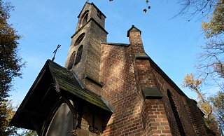 Die Meinolfus-Kapelle am Wilhelmsberg in Schloß Neuhaus ist ein Kirchlein mit allem Drum und Dran in reizvoller Umgebung. - Hans-Hermann Igges Die Meinolfus-Kapelle am Wilhelmsberg in Schloß Neuhaus ist ein Kirchlein mit allem Drum und Dran in reizvoller Umgebung. - Hans-Hermann Igges