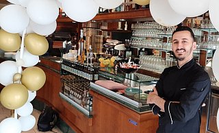 Noch hängen die Luftballons der Eröffnung: Ilirjan Suli (32) lädt in Warburg ins Restaurant „Il Gusto“ ein. - Dieter Scholz Noch hängen die Luftballons der Eröffnung: Ilirjan Suli (32) lädt in Warburg ins Restaurant „Il Gusto“ ein. - Dieter Scholz
