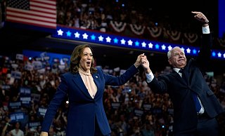 Harris stellte in Philadelphia ihren neuen Vize Walz vor. - Matt Rourke/AP/dpa Harris stellte in Philadelphia ihren neuen Vize Walz vor. - Matt Rourke/AP/dpa