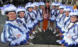 Mit "Peace"-Symbol und der Tanzgarde der Heimatbühne Paderborn freut sich Bürgermeister Michael Dreier auf den Beginn des Sturms auf das Rathaus. Mit dabei sind Emma, Anna, Svenja, Charlotte, Lara, Wiebke, Lynn, Celine, Isabelle und Mia. - Rajkumar Mukherjee Mit "Peace"-Symbol und der Tanzgarde der Heimatbühne Paderborn freut sich Bürgermeister Michael Dreier auf den Beginn des Sturms auf das Rathaus. Mit dabei sind Emma, Anna, Svenja, Charlotte, Lara, Wiebke, Lynn, Celine, Isabelle und Mia. - Rajkumar Mukherjee