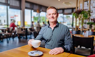 Frank Elbrächter trifft sich mit der Redaktion im Café Kriemelmann an der Hauptstraße, wo er täglich seine Mittagspause mit Milchkaffee und Brötchen verbringt.?Foto: Besim Mazhiqi - BESIM MAZHIQI Frank Elbrächter trifft sich mit der Redaktion im Café Kriemelmann an der Hauptstraße, wo er täglich seine Mittagspause mit Milchkaffee und Brötchen verbringt.?Foto: Besim Mazhiqi - BESIM MAZHIQI