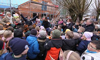 Jubel über den Fortschritt beim Neubau mit Musiklehrerin Sylvia Gentemann. - Björn Kenter Jubel über den Fortschritt beim Neubau mit Musiklehrerin Sylvia Gentemann. - Björn Kenter