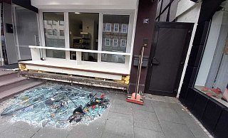 Das Fenster des Juweliergeschäfts ist in viele Scherben zerbrochen. - Torsten Wegener Das Fenster des Juweliergeschäfts ist in viele Scherben zerbrochen. - Torsten Wegener