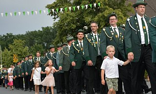 Festumzug durchs Kükendorf - Birgit Vredenburg Festumzug durchs Kükendorf - Birgit Vredenburg
