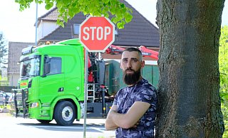 Anwohner Mahmud Fakih wohnt direkt an der gefährlichen Kreuzung und hat bereits mehrere Verkehrsunfälle erlebt. - Ulf Hanke Anwohner Mahmud Fakih wohnt direkt an der gefährlichen Kreuzung und hat bereits mehrere Verkehrsunfälle erlebt. - Ulf Hanke