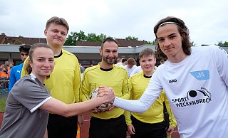 Shakehands vorm Anpfiff in Gütersloh: Spielführerin Manuela Bersumu (AFG, von links), Assistent Julian Frick, Schiedsrichter Markus Cinar, Assistent Simon Spiewak und Kapitän Luca Massimo Mackowiak (JKG). - Andreas Frücht Shakehands vorm Anpfiff in Gütersloh: Spielführerin Manuela Bersumu (AFG, von links), Assistent Julian Frick, Schiedsrichter Markus Cinar, Assistent Simon Spiewak und Kapitän Luca Massimo Mackowiak (JKG). - Andreas Frücht