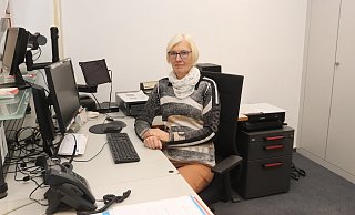 So kennen sie viele Leserinnen und Leser: Karola Obermeier an ihrem Schreibtisch. Dort war 15 Jahre ihr Arbeitsplatz. - Dirk Windmöller So kennen sie viele Leserinnen und Leser: Karola Obermeier an ihrem Schreibtisch. Dort war 15 Jahre ihr Arbeitsplatz. - Dirk Windmöller