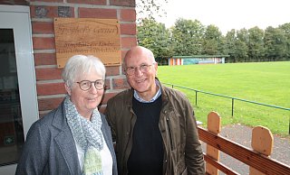 Gisela und Konrad Buschmeier stehen am alten Sportheim an Speakers Corner. Dort kann – wie in London – jeder einen Vortrag halten. Diese und weitere Projekte gibt es in Scharmede, um Jung und Alt zu verbinden und das Dorf fit für die Zukunft zu machen. - Uwe Müller Gisela und Konrad Buschmeier stehen am alten Sportheim an Speakers Corner. Dort kann – wie in London – jeder einen Vortrag halten. Diese und weitere Projekte gibt es in Scharmede, um Jung und Alt zu verbinden und das Dorf fit für die Zukunft zu machen. - Uwe Müller