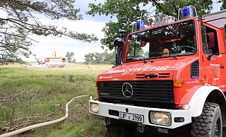 Auf dem Truppenübungsplatz sind besonders die geländegängigen Fahrzeuge der Feuerwehr, wie dieser Unimog, gefragt. Insgesamt waren 68 Wagen im Einsatz. - Feuerwehr Auf dem Truppenübungsplatz sind besonders die geländegängigen Fahrzeuge der Feuerwehr, wie dieser Unimog, gefragt. Insgesamt waren 68 Wagen im Einsatz. - Feuerwehr