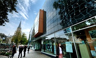 Das Karstadt-Gebäude am Berliner Platz in der Gütersloher Innenstadt soll bald wieder Kunden empfangen. Das Modehaus Sinn will hier seine Waren anbieten. - Andreas Frücht Das Karstadt-Gebäude am Berliner Platz in der Gütersloher Innenstadt soll bald wieder Kunden empfangen. Das Modehaus Sinn will hier seine Waren anbieten. - Andreas Frücht