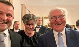 Dass der Bundespräsident sich so viel Zeit für die Kinobetreiber genommen habe, war uns eine große Ehre, sagen Rolf und Maria Dohmann. Fast ein Selfie, doch das Foto hat einen anderen prominenten Fotograf. - Leonard Lansink Dass der Bundespräsident sich so viel Zeit für die Kinobetreiber genommen habe, war uns eine große Ehre, sagen Rolf und Maria Dohmann. Fast ein Selfie, doch das Foto hat einen anderen prominenten Fotograf. - Leonard Lansink
