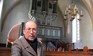 Organist Dr. Hinrich Paul vor der Orgel in der Marienkirche Wallenbrück. Mittlerweile ist das Orgelgehäuse abgebaut und untersucht worden. - Mareike Patock Organist Dr. Hinrich Paul vor der Orgel in der Marienkirche Wallenbrück. Mittlerweile ist das Orgelgehäuse abgebaut und untersucht worden. - Mareike Patock