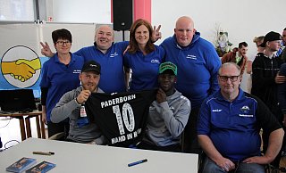 Der Vorstand bestehend aus (v.l.) Gisela Maronna, Armin Meyer, Lisa Seck und André Bickmann begrüßen die Spieler (vorne v.l.) Marcel Hilßner, Johannes Dörfler und den Fanbeauftragten Christian Just. - Julia Stratmann Der Vorstand bestehend aus (v.l.) Gisela Maronna, Armin Meyer, Lisa Seck und André Bickmann begrüßen die Spieler (vorne v.l.) Marcel Hilßner, Johannes Dörfler und den Fanbeauftragten Christian Just. - Julia Stratmann