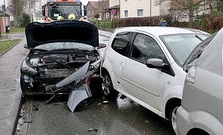 Auf der Sander Straße im Paderborner Stadtteil Elsen kollidieren drei Personenwagen. Dabei werden zwei der fünf Insassen verletzt. - Ralph Meyer Auf der Sander Straße im Paderborner Stadtteil Elsen kollidieren drei Personenwagen. Dabei werden zwei der fünf Insassen verletzt. - Ralph Meyer
