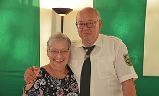 Die neuen Regenten des Schützenvereins Lenzinghausen: Kaiserin Roswitha Meyer und Kaiser Achim Obermann bei der Proklamation. - Mareike Patock Die neuen Regenten des Schützenvereins Lenzinghausen: Kaiserin Roswitha Meyer und Kaiser Achim Obermann bei der Proklamation. - Mareike Patock