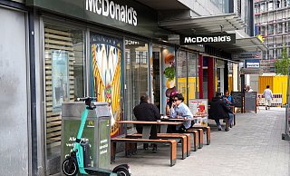 Auf dem Jahnplatz stellen jetzt auch Mc Donalds und die Fischgaststätte Tische, Stühle und Bänke auf. - Peter Unger Auf dem Jahnplatz stellen jetzt auch Mc Donalds und die Fischgaststätte Tische, Stühle und Bänke auf. - Peter Unger