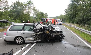 Die Fahrzeuge wurden bei dem Zusammenstoß völlig zerstört. - Burkhard Battran Die Fahrzeuge wurden bei dem Zusammenstoß völlig zerstört. - Burkhard Battran