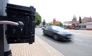 Der schwarze Kasten hängt am Laternenmast schräg gegenüber der Star-Tankstelle. FotoS: Andreas Sundermeier - Andreas Sundermeier Der schwarze Kasten hängt am Laternenmast schräg gegenüber der Star-Tankstelle. FotoS: Andreas Sundermeier - Andreas Sundermeier