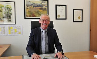 Bürgermeister Ernst-Wilhelm Vortmeyer richtet sich in einer Video-Botschaft von seinem Büro aus an die Einwohner von Rödinghausen. - Gemeinde Rödinghausen Bürgermeister Ernst-Wilhelm Vortmeyer richtet sich in einer Video-Botschaft von seinem Büro aus an die Einwohner von Rödinghausen. - Gemeinde Rödinghausen