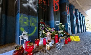 Tatort Unterführung: Nach dem Tod des 17-Jährigen legten Freunde und Bekannte Kerzen und Blumen am Tatort nieder. Es handelt sich um eine kurze Unterführung unter der Stadtbahn-Haltestelle Schelpmilser Weg. - Foto: Andreas Zobe/NW Tatort Unterführung: Nach dem Tod des 17-Jährigen legten Freunde und Bekannte Kerzen und Blumen am Tatort nieder. Es handelt sich um eine kurze Unterführung unter der Stadtbahn-Haltestelle Schelpmilser Weg. - Foto: Andreas Zobe/NW