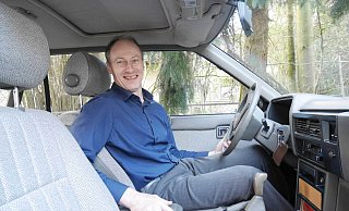 Joachim Meier hat schon mit 22 Jahren seinen Nissan neu erworben und ihn dank penibler Pflege zu einem Oldtimer reifen lassen. Im Jahre 2018 hat der Diesel das H-Kennzeichen erhalten und profitiert so von den damit verbundenen Steuervergünstigungen für Liebhaberfahrzeuge. - Jörg Militzer Joachim Meier hat schon mit 22 Jahren seinen Nissan neu erworben und ihn dank penibler Pflege zu einem Oldtimer reifen lassen. Im Jahre 2018 hat der Diesel das H-Kennzeichen erhalten und profitiert so von den damit verbundenen Steuervergünstigungen für Liebhaberfahrzeuge. - Jörg Militzer