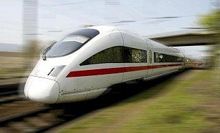 Der ICE zwischen Bielefeld und Hannover soll nach dem Willen der Koalition künftig 300 km/h fahren. Dafür ist ein Neubau der Trasse unausweichlich. - picture alliance Der ICE zwischen Bielefeld und Hannover soll nach dem Willen der Koalition künftig 300 km/h fahren. Dafür ist ein Neubau der Trasse unausweichlich. - picture alliance
