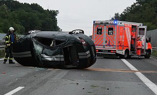 Das Sportcoupé ist nach dem Unfall auf der A33 am frühen Montagabend komplett zerstört. Der Fahrer verletzte sich bei dem Unfall und wurde ins Krankenhaus gebracht. - Andreas Eickhoff Das Sportcoupé ist nach dem Unfall auf der A33 am frühen Montagabend komplett zerstört. Der Fahrer verletzte sich bei dem Unfall und wurde ins Krankenhaus gebracht. - Andreas Eickhoff