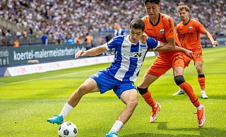 Der Marktwert von Paderborns Neuzugang Santiago Castaneda (r.) stieg um 1,2 Millionen Euro. Hertha-Akteur Ibrahim Maza (l.) bleibt wertvollster Zweitligaspieler. Aaron Zehnter (hinten) hat beim SCP den höchsten Marktwert. - picture alliance/dpa Der Marktwert von Paderborns Neuzugang Santiago Castaneda (r.) stieg um 1,2 Millionen Euro. Hertha-Akteur Ibrahim Maza (l.) bleibt wertvollster Zweitligaspieler. Aaron Zehnter (hinten) hat beim SCP den höchsten Marktwert. - picture alliance/dpa
