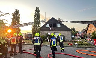 Die Einsatzkräfte retteten eine 75-Jährige aus dem brennenden Haus im Kreis Gütersloh. - Thorsten Heß Die Einsatzkräfte retteten eine 75-Jährige aus dem brennenden Haus im Kreis Gütersloh. - Thorsten Heß