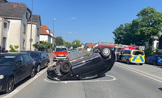 Der Opel Corsa der 84-jährigen Gütersloherin landet infolge der Kollision auf dem Dach. - Thorsten Heß Der Opel Corsa der 84-jährigen Gütersloherin landet infolge der Kollision auf dem Dach. - Thorsten Heß