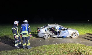 Aus diesem BMW mussten zwei Insassen nach einem Unfall im Kreis Gütersloh am Montagabend befreit werden. - Thorsten Heß Aus diesem BMW mussten zwei Insassen nach einem Unfall im Kreis Gütersloh am Montagabend befreit werden. - Thorsten Heß